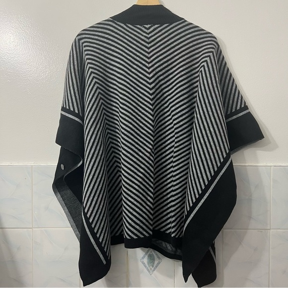 ANNE KLEIN Zip Front Cape/Poncho Black/Grey with Zipper and Emblem Size Small - Picture 5 of 9